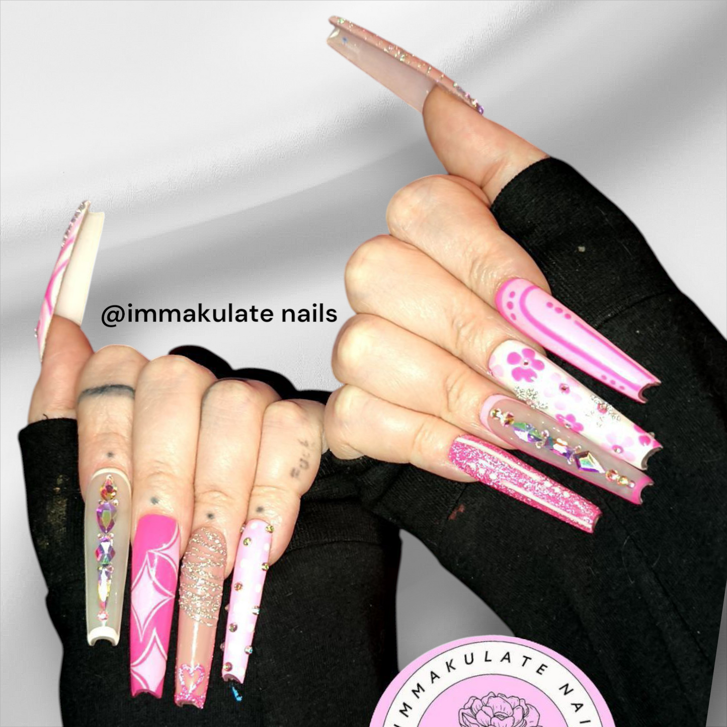 star abstract nails with rhinestones